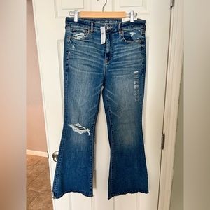 NWT. AMERICAN EAGLE SUPER FLARE JEANS SIZE 10S.